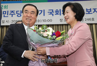 [포토] 꽃다발 전달받는 문희상 의원