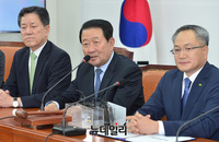 [포토] 박매호 바른미래당 전남지사 후보에게 환영사 하는 박주선