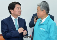 [포토] 대화 나누는 김동철-안철수