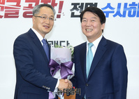 [포토] 기념 촬영하는 안철수-박매호