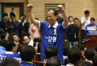 [포토] 인사하는 최문순 더불어민주당 강원지사 후보