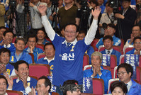 [포토] 손들어 인사하는 송철호 울산시장 후보