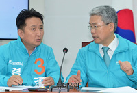 [포토] 김동철 원내대표와 대화 나누는 김영환 경기지사 후보