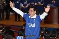 [포토] 참석자들에게 인사하는 김영록 전남지사 후보