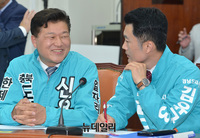 [포토] 대화 나누는 김유근-신용한