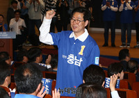 [포토] 손들어 인사하는 양승조 민주당 충남지사 후보