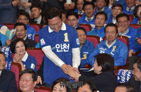 [포토] 악수 나누는 박남춘-서영교