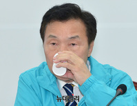 [포토] 물 마시는 손학규 바른미래당 선대위원장