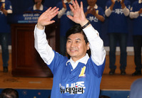 [포토] 두 손들어 이춘희 더불어민주당 세종시장 후보