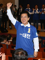 [포토] 인사하는 허태정 더불어민주당 대전시장 후보