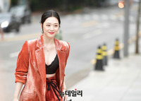 [포토] 설리, 비오는 날 파격의상