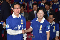 [포토] 포즈 취하는 추미애-양승조