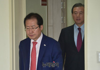 [포토] 기자실로 입장하는 홍준표 대표