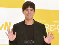 [포토] 배우 이상윤, 수줍은 인사
