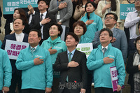 [포토] 국민의례 하는 박주선-안철수-유승민