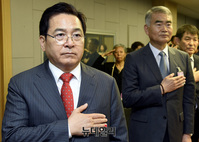 [포토] 국민의례 하는 심재철 국회부의장