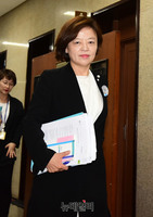 [포토] 원내수석 회동 위해 이동하는 진선미