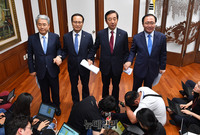 [포토] '드루킹 특검법' 합의후 손잡은 여야 원내대표