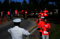[포토] 경포호수 주변으로 달리는 '노스페이스100 코리아' 참가자들