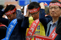 [포토] 아스팔트 나온 의사들 머리띠 "문재인케어 저지"