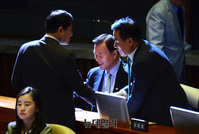 [포토] 축하받는 염동열 자유한국당 의원