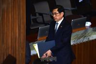 [포토] 국회 본회의장 떠나는 박상기 법무부 장관