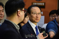 [포토] 질문에 답하는 홍영표 민주당 원내대표