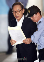 [포토] 호송차에서 내리는 이명박 전 대통령