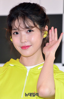[포토] 아이유 "무선으로 같이 들어요"