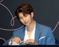 [포토] 필기하는 방탄소년단 리더 RM