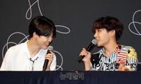 [포토] 방탄소년단 지민-제이홉 "형 너무 웃겨요"
