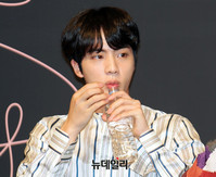 [포토] 방탄소년단 진, 물 마시는 표정도 '멋짐'