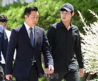 [포토] 변호인과 대화나누며 검찰 출석하는 이서원