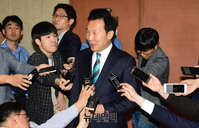 [포토] 기자들의 질문에 답하는 손학규