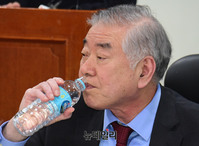 [포토] 물 마시는 문정인 특보