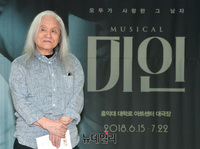 [포토] 뮤지컬 '미인' 연습실 방문, 인사말 하는 신중현