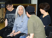 [포토] 뮤지컬 '미인' 제작진과 대화 나누는 신중현