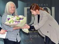 [포토] 스테파니에게 꽃다발 전달받는 신중현