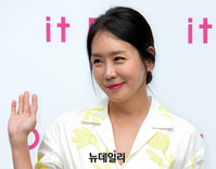 [포토] 배우 김정은 "오랜만이에요"