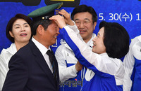 [포토] 정청래 전 의원 모자 씌워주는 추미애 대표