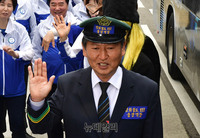 [포토] 취재진에 손 흔드는 정청래 유세단장