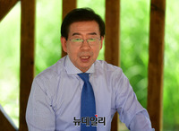 [포토] 여의도공원서 직장인과 도시락 먹는 박원순 후보