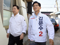 [포토] 재개발 현장 간담회 참석한 김문수