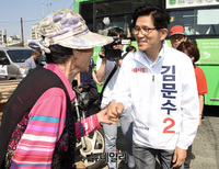 [포토] 악수 나누는 김문수 서울시장 후보