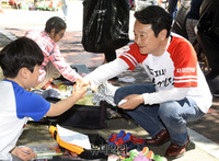[포토] 악수 나누는 남경필 경기지사 후보