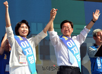 [포토] 나란히 첫 주말 유세 나선 이재명 내외