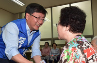 [포토] 지지호소 하는 더불어민주당 김성환