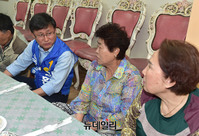 [포토] 어르신들과 식사함께 하는 민주당 김성환 후보