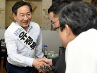 [포토] 시민들과 악수 나누는 유정복