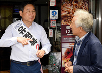 [포토] 유권자와 대화 나누는 유정복 자유한국당 인천시장 후보